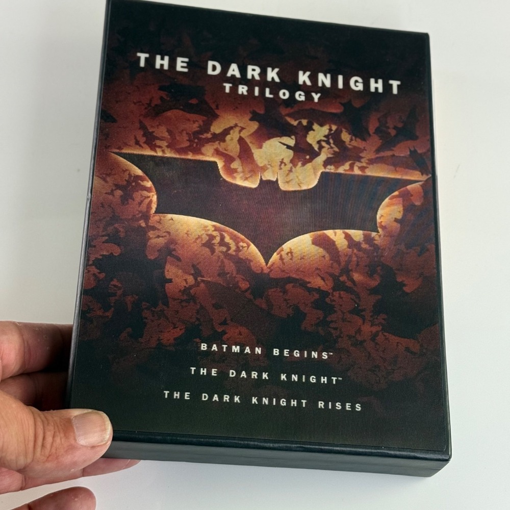 The Dark Knight Trilogy DVD Limited Edition Gift Set Lenticular Art Book 3-Disc - Picture 2 of 15